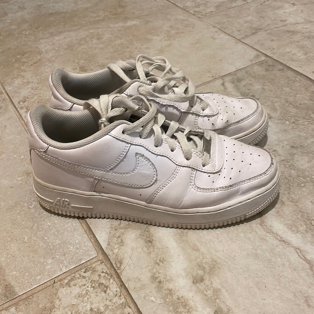 white nike air forces size: 6.5 Y